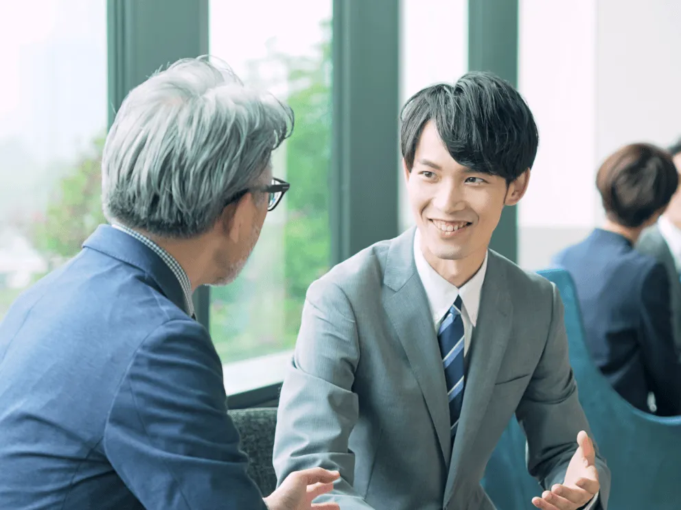 お客様と談笑する営業担当者イメージ写真